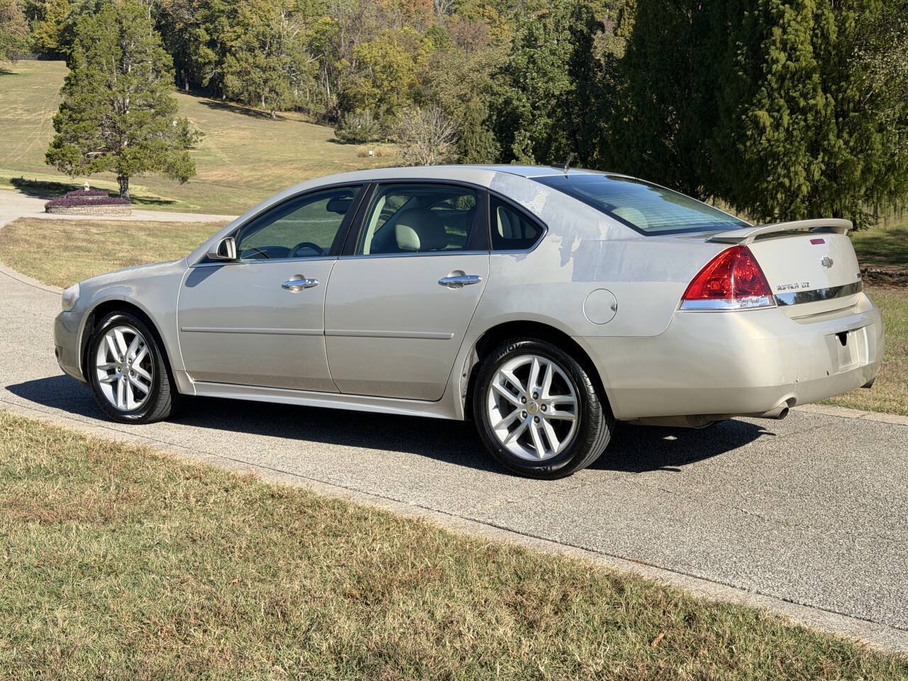 Used 2011 Chevrolet Impala LTZ FWD image 4