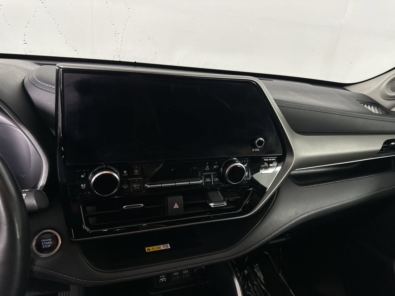 Used 2024 Toyota Highlander Limited FWD image 18