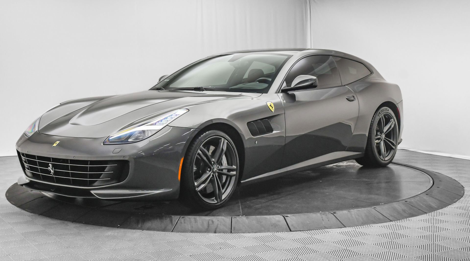 Used 2018 Ferrari GTC4Lusso image 4