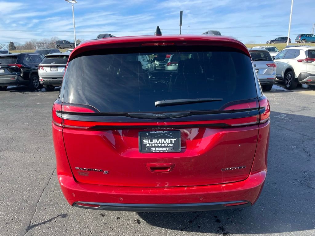 Used 2025 Chrysler Pacifica Limited image 34