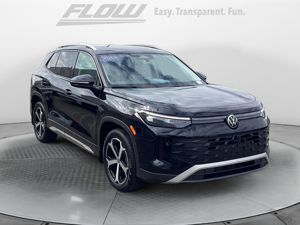 Certified 2025 Volkswagen Tiguan SE image 1