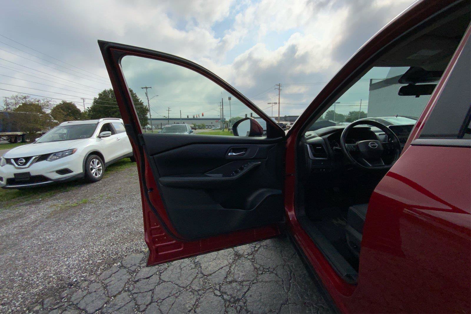Used 2025 Nissan Rogue SV AWD/4WD image 19