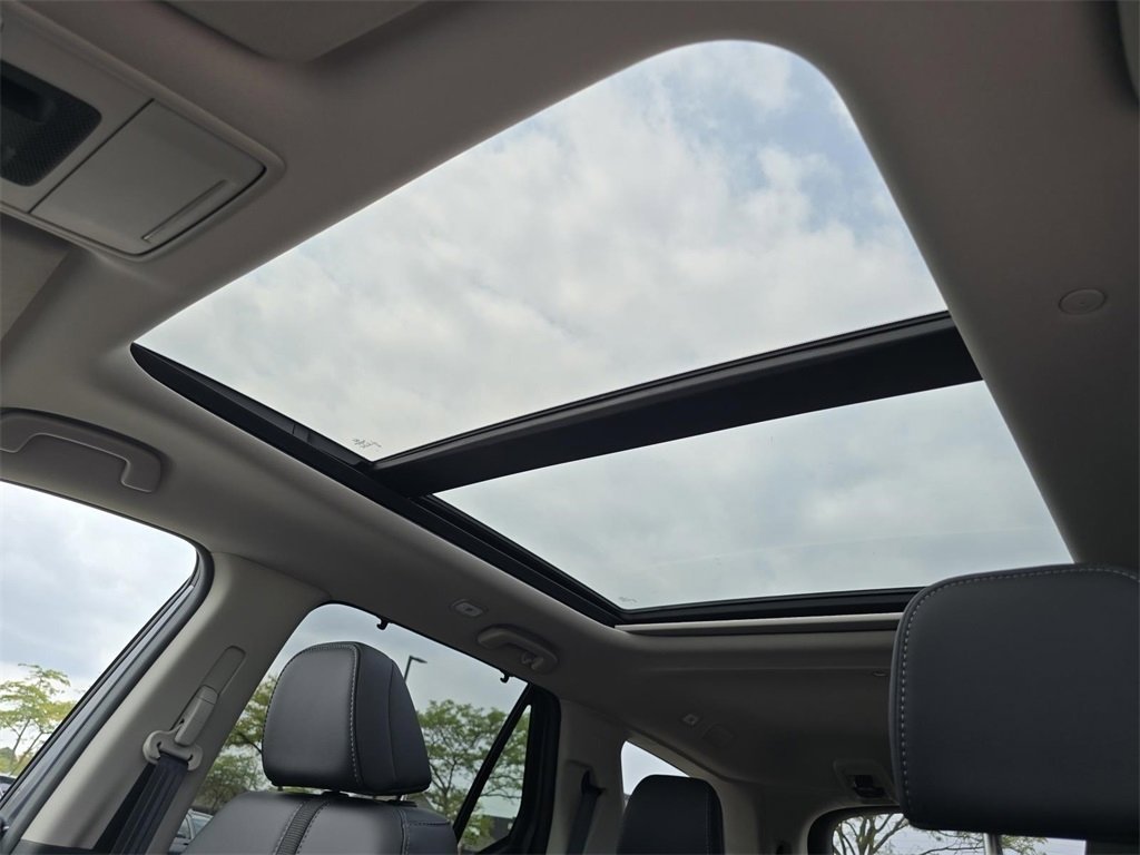 New 2025 Honda Pilot Touring image 3