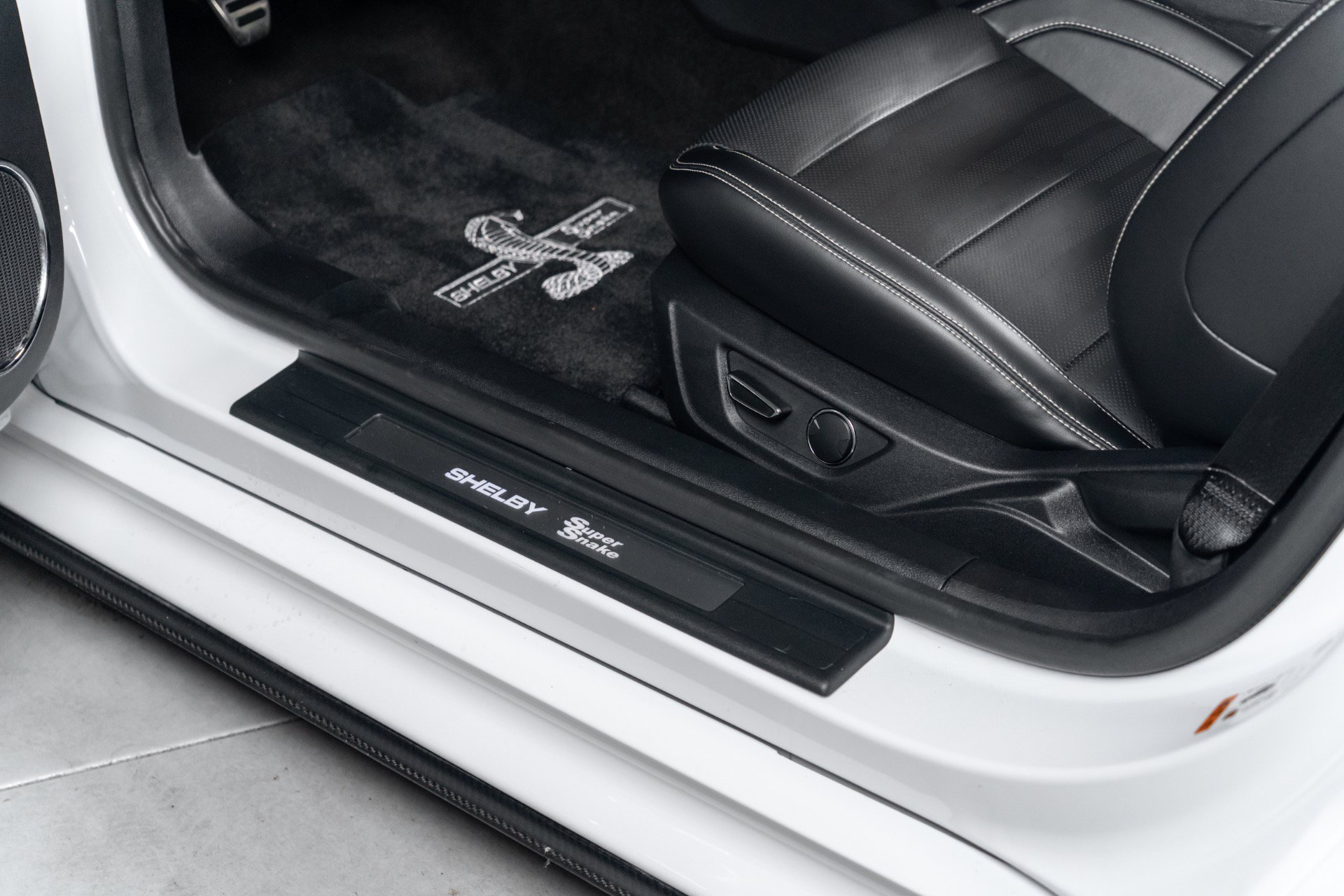 Used 2015 Ford Mustang GT Premium w/ Equipment Group 401A RWD image 29