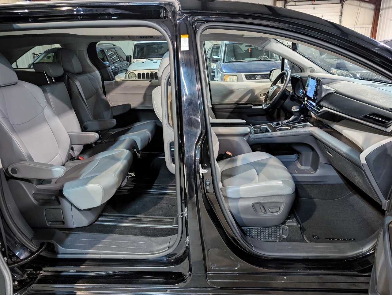 Used 2021 Toyota Sienna XLE w/ XLE Plus Package FWD image 25