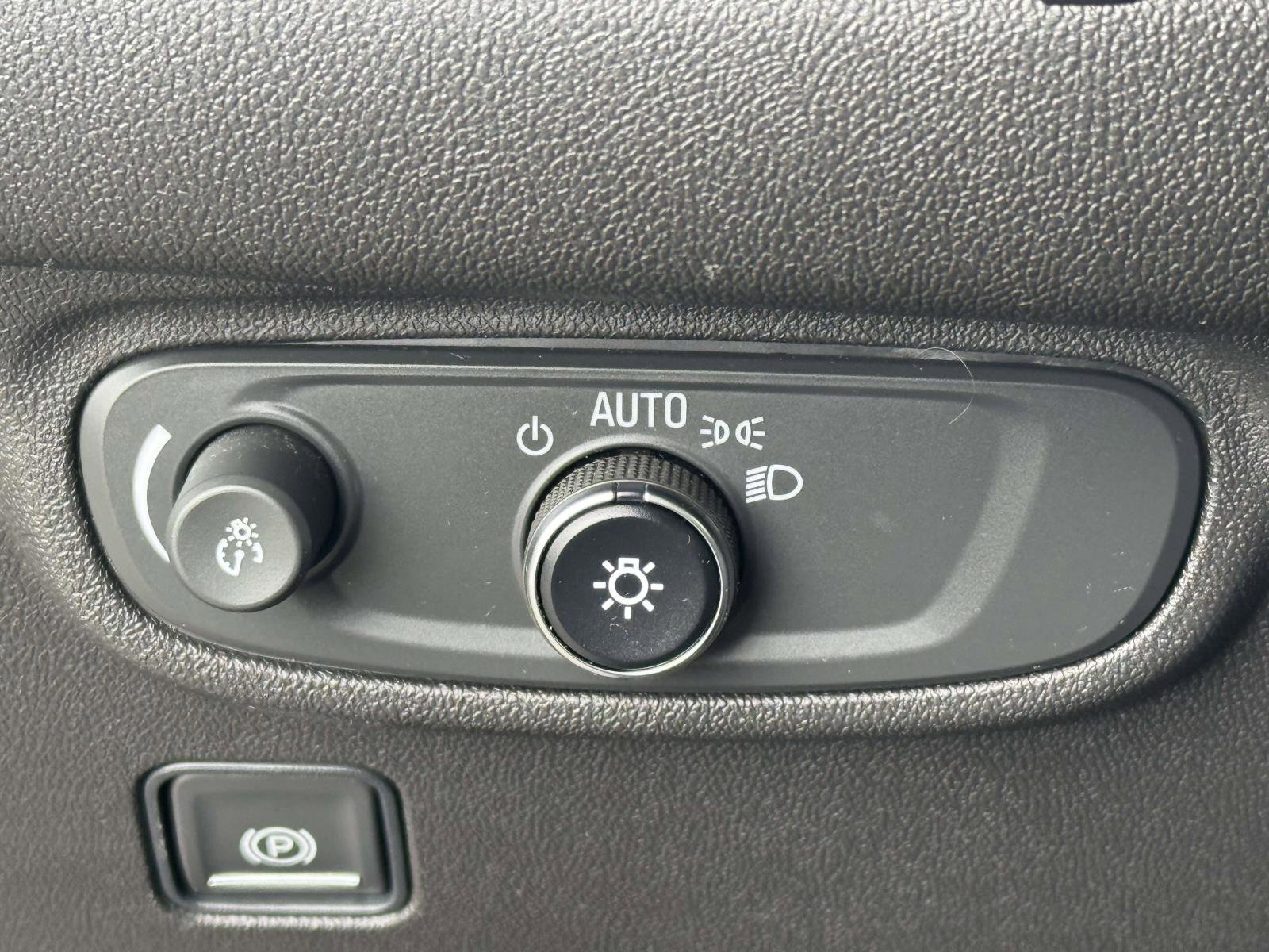 Used 2023 GMC Terrain SLE w/ Driver Convenience Package image 17