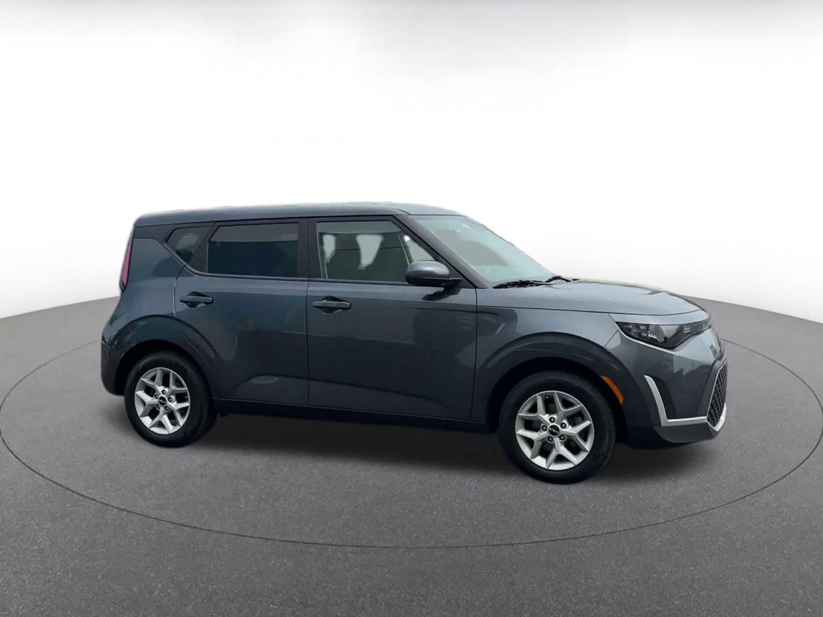 Used 2025 Kia Soul LX w/ LX Technology Package FWD image 2