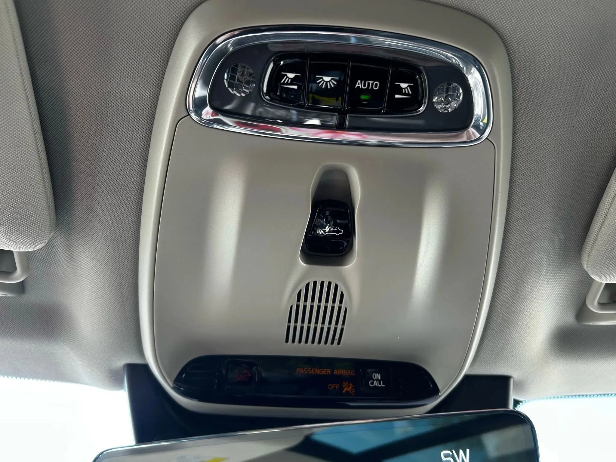 Used 2016 Volvo XC90 T6 Momentum w/ Momentum Plus Package AWD/4WD image 28