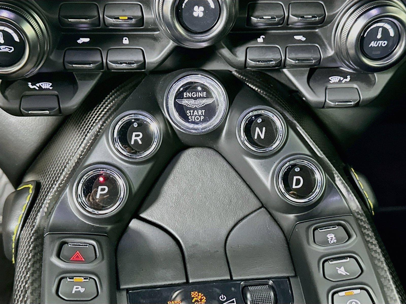Used 2019 Aston Martin V8 Vantage Coupe RWD image 25