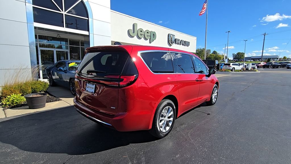 New 2026 Chrysler Pacifica Select image 8