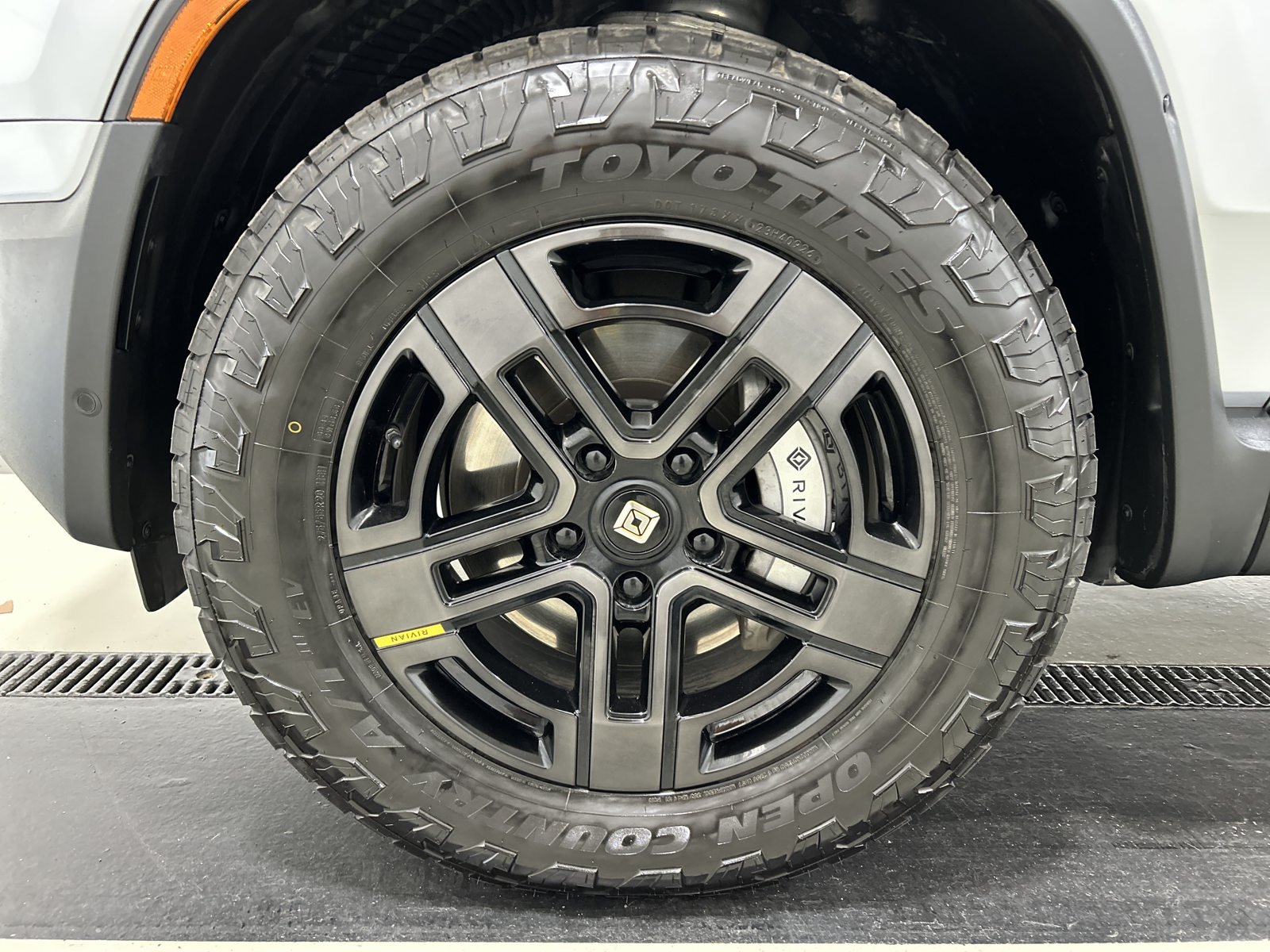 Used 2024 Rivian R1T Adventure Dual AWD/4WD image 9