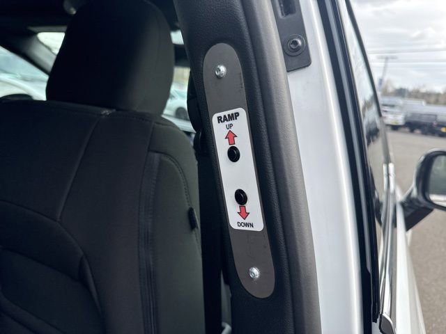 Used 2024 Chrysler Pacifica Touring image 17