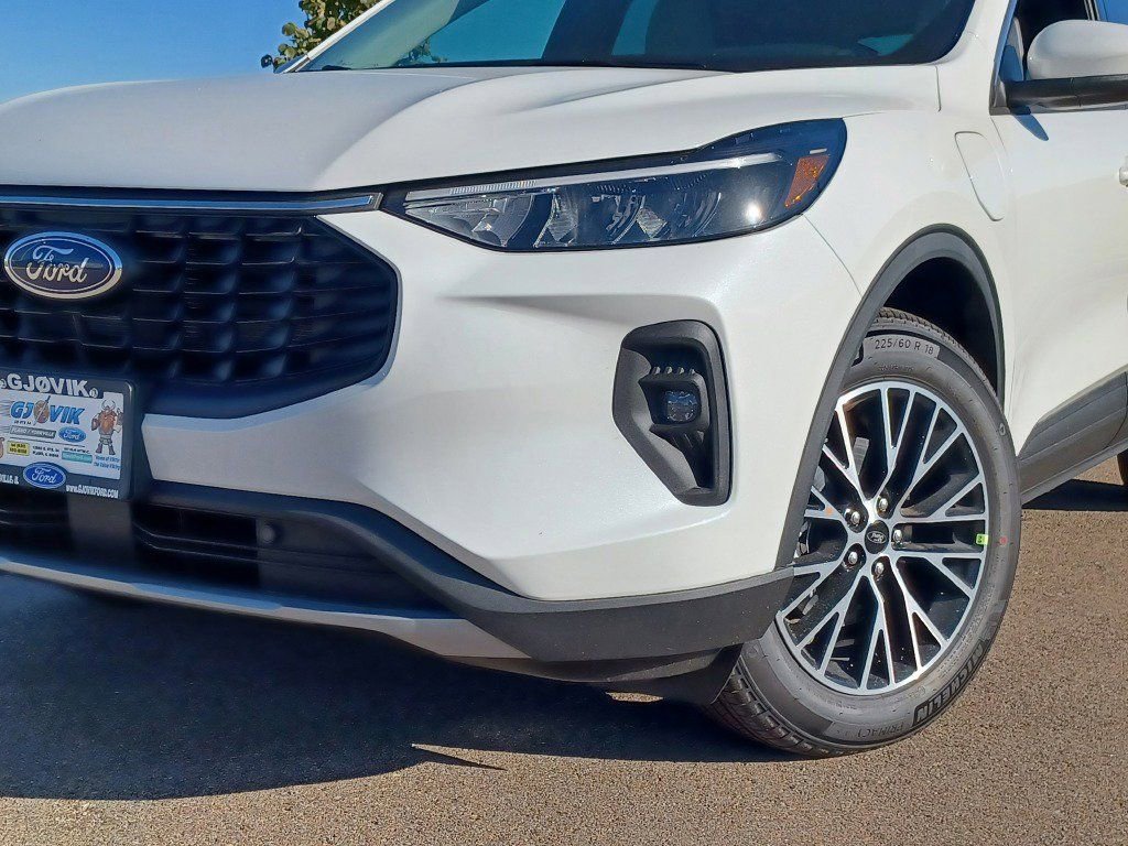 Used 2023 Ford Escape SE image 2