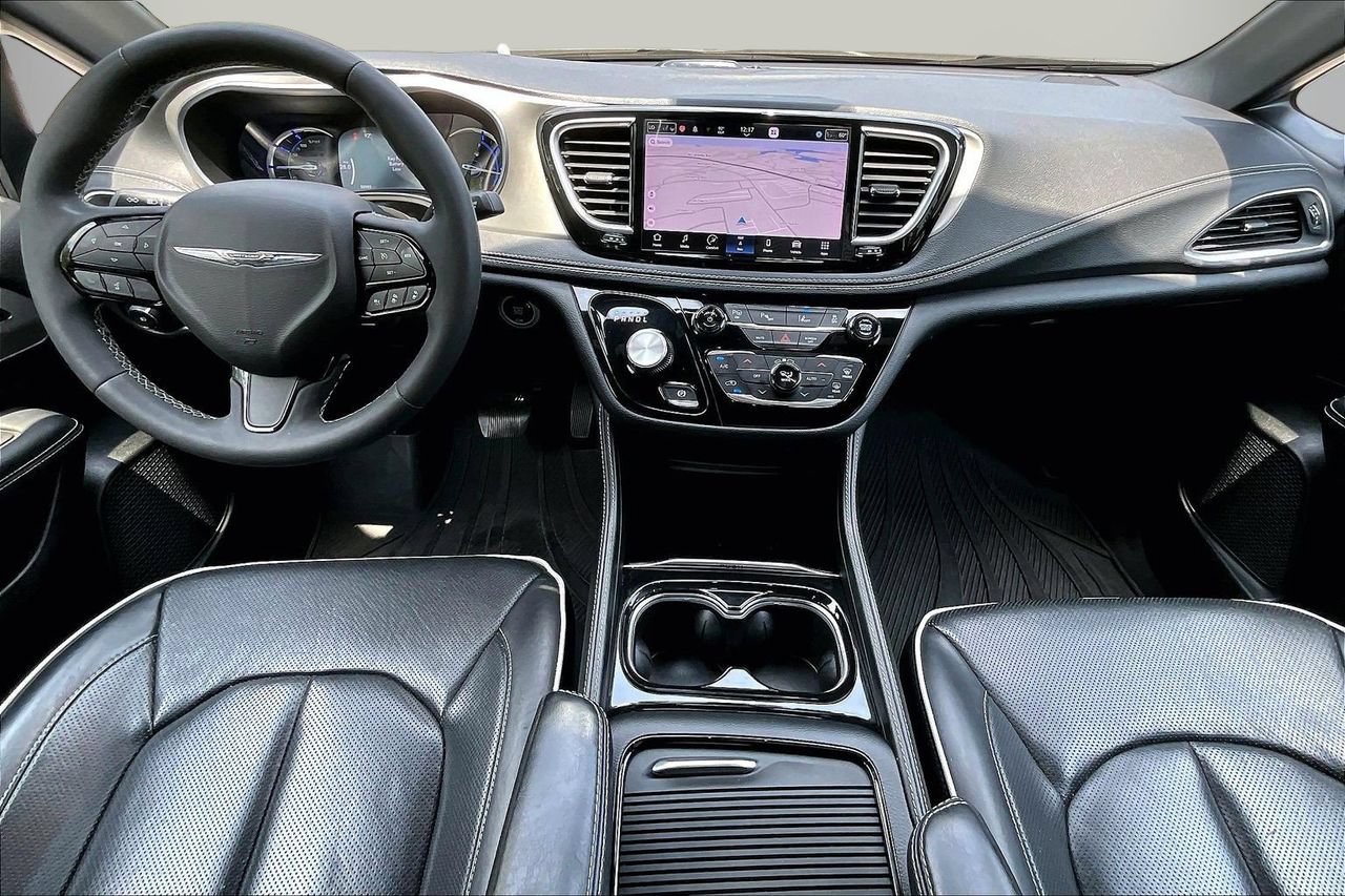 Used 2023 Chrysler Pacifica Limited w/ S Appearance Package FWD image 15