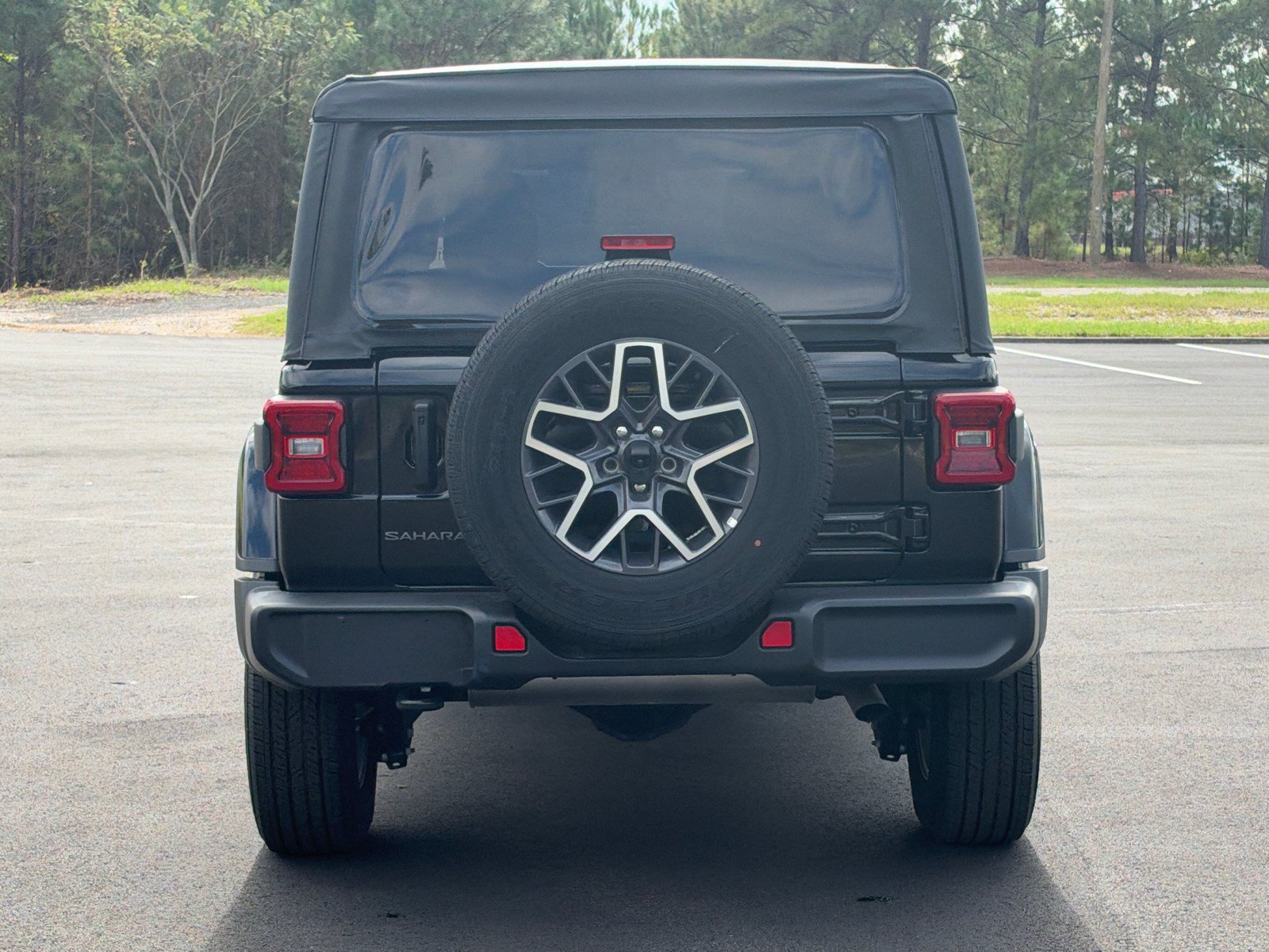 Used 2026 Jeep Wrangler Unlimited Sahara AWD/4WD image 6