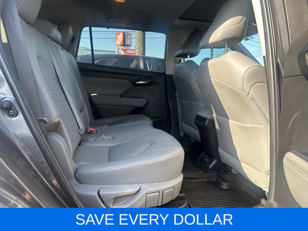 Used 2024 Toyota Highlander XLE FWD image 18