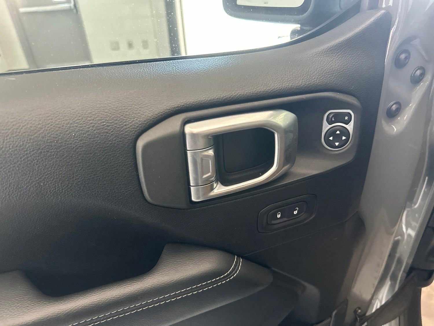 Used 2020 Jeep Wrangler Unlimited Rubicon w/ Dual Top Group AWD/4WD image 19