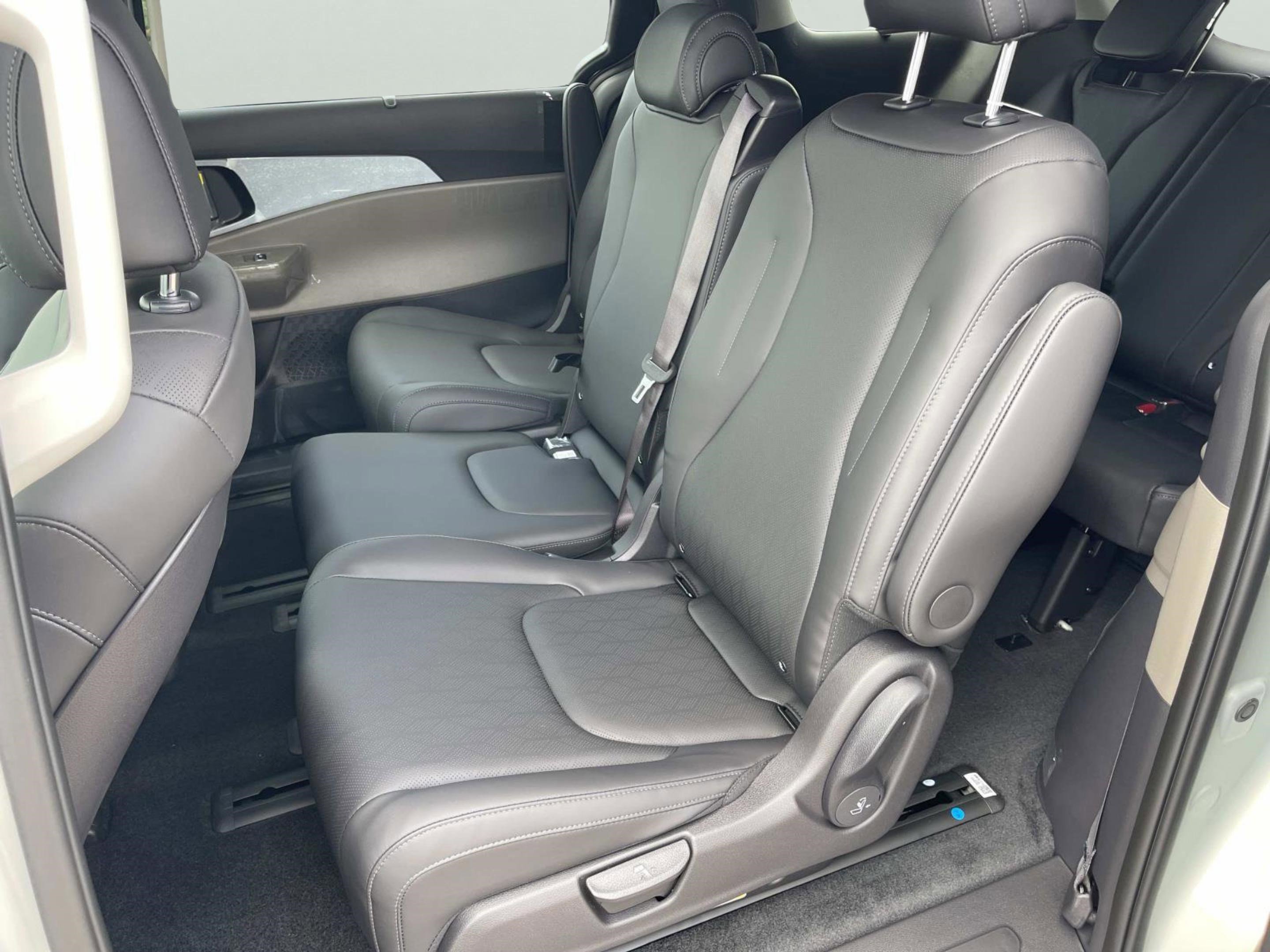 New 2026 Kia Carnival EX image 19