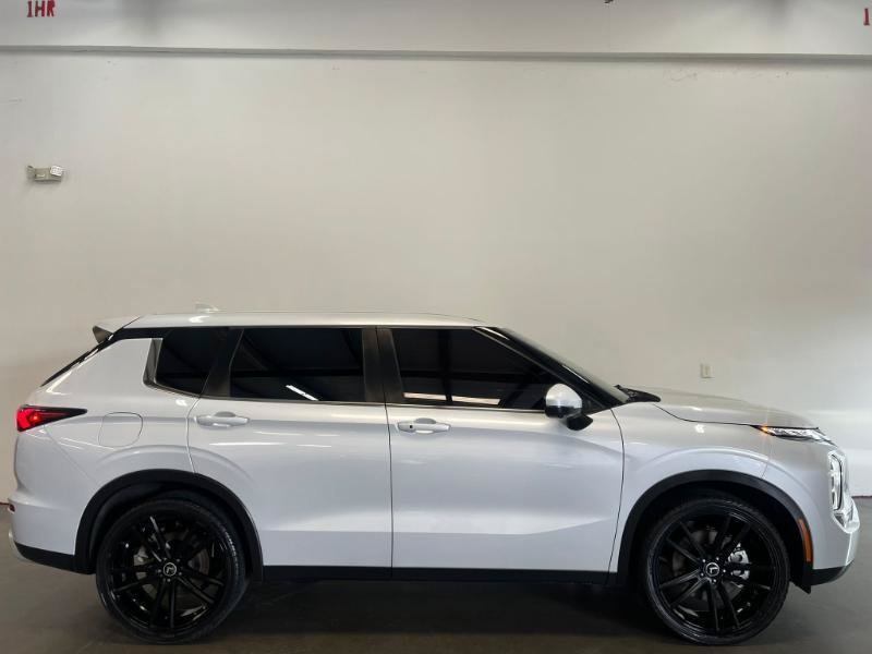 Used 2023 Mitsubishi Outlander SE FWD image 2
