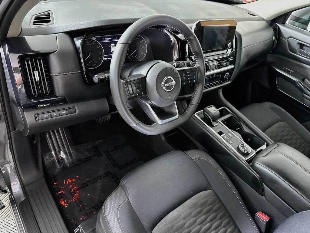 Used 2025 Nissan Pathfinder SV w/ Black Appearance Package AWD/4WD image 18