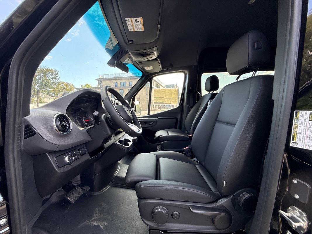 Used 2025 Mercedes-Benz Sprinter 2500 image 16