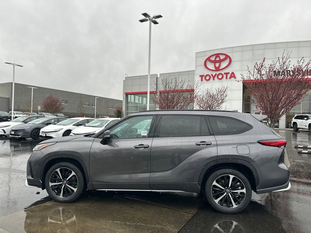 Used 2021 Toyota Highlander XSE image 2