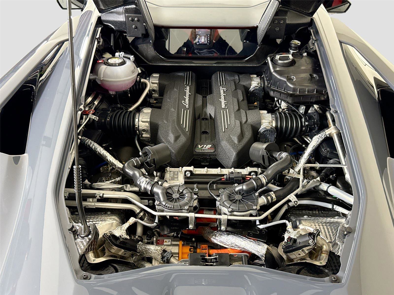 Used 2025 Lamborghini Revuelto image 25