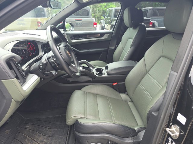 Used 2024 Porsche Cayenne AWD/4WD image 18