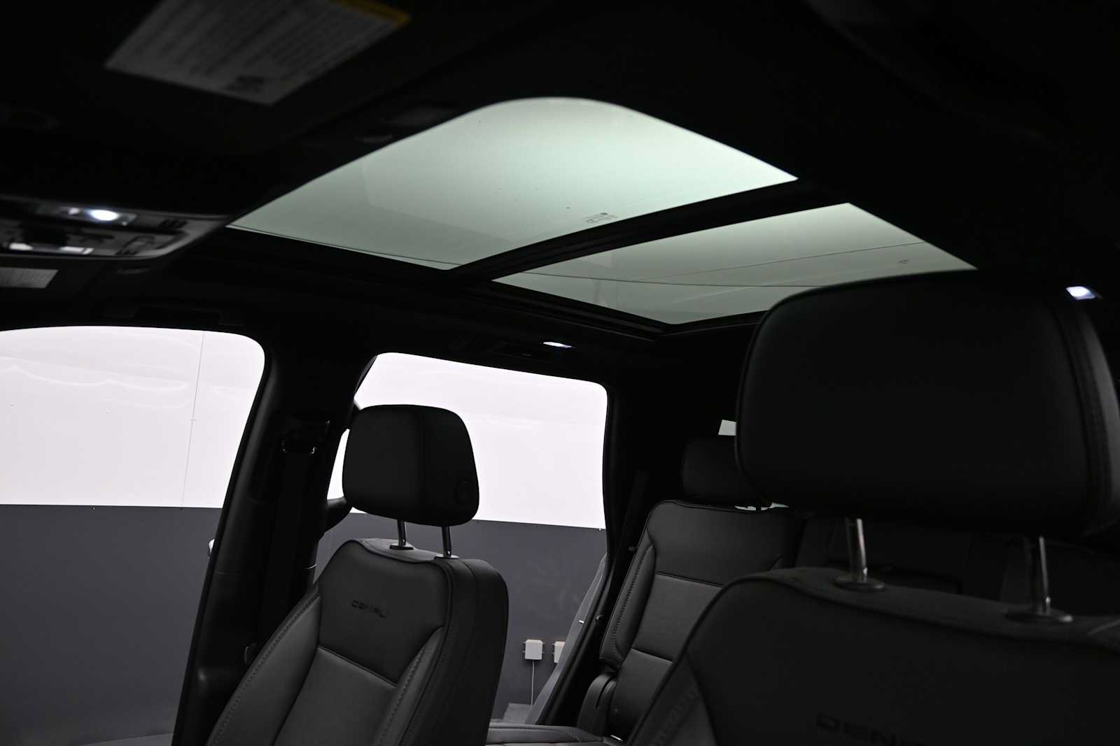 Used 2021 GMC Yukon Denali w/ Denali Premium Package RWD image 11
