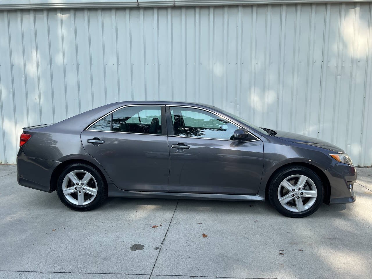 Used 2014 Toyota Camry SE FWD image 2