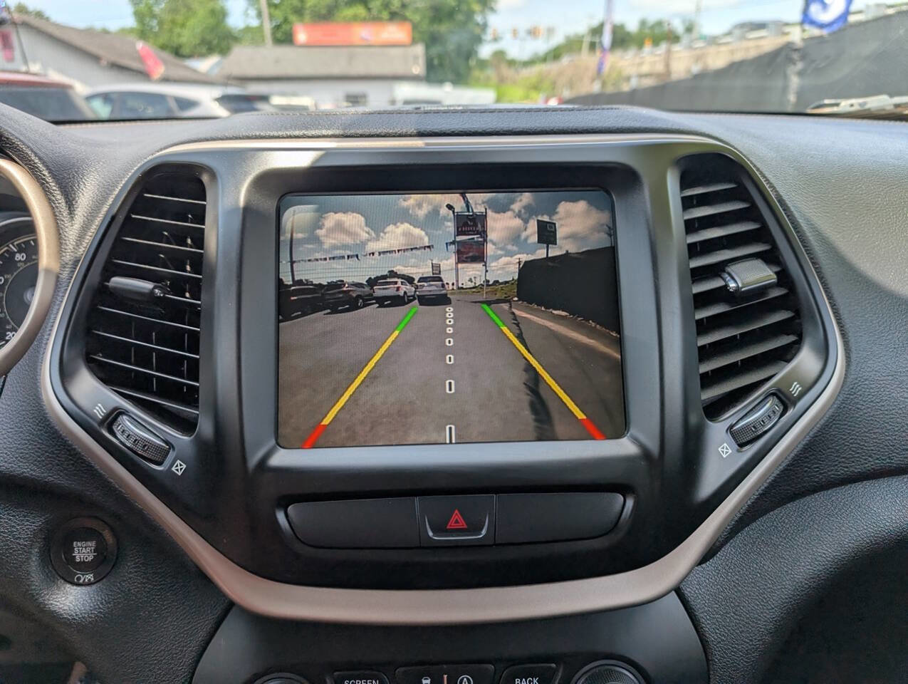 Used 2017 Jeep Cherokee Limited image 19