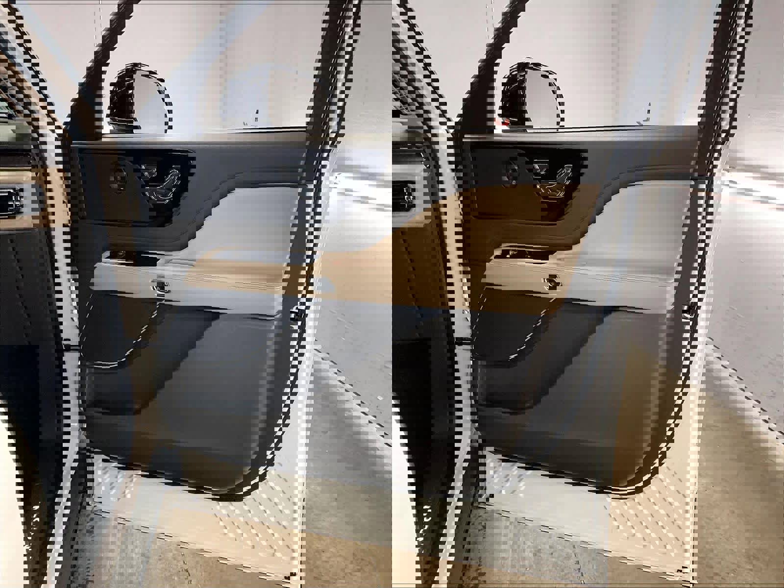 Used 2022 Lincoln Aviator Reserve w/ Equipment Group 201A image 25