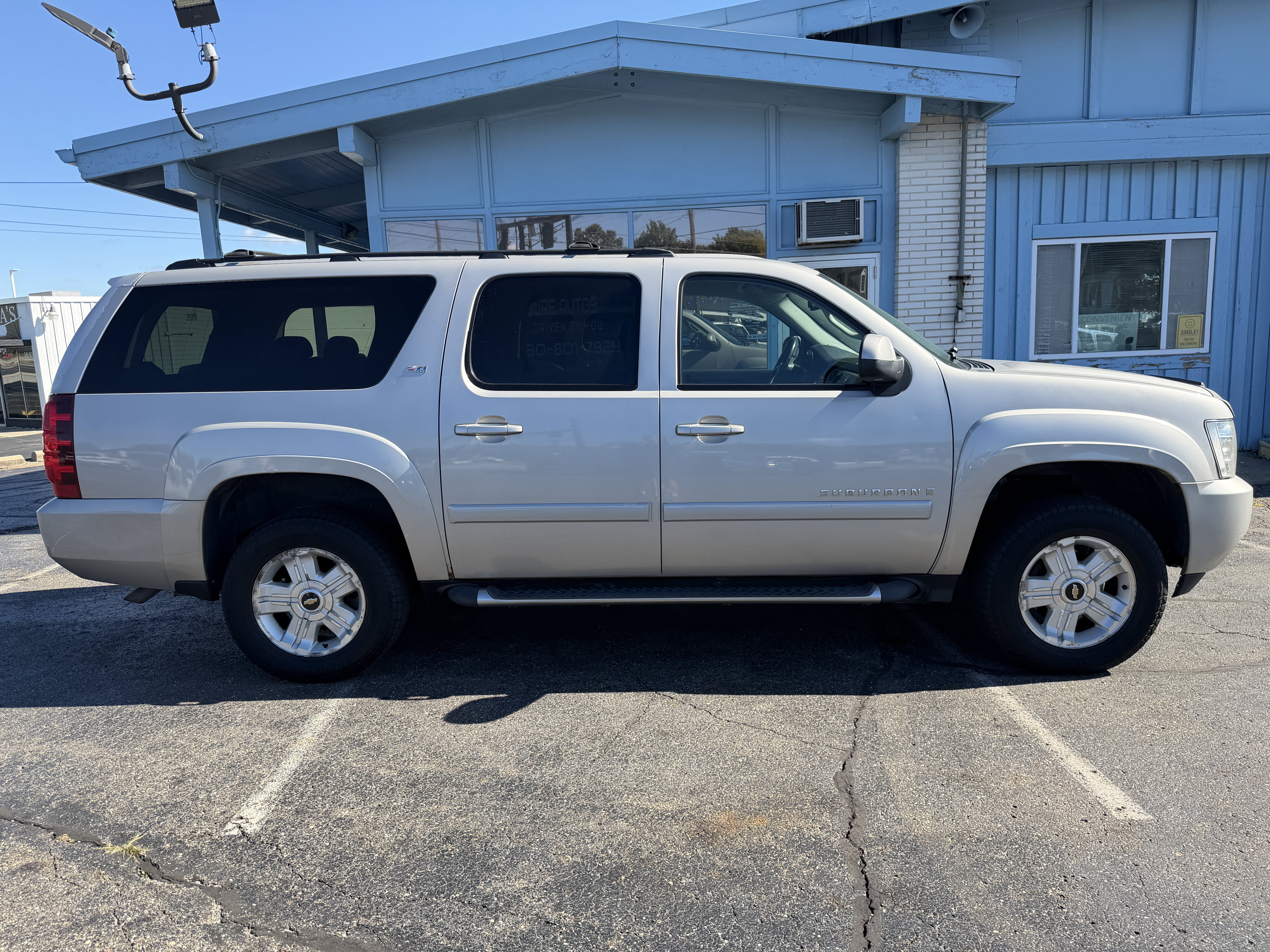 Used 2009 Chevrolet Suburban LT w/ Luxury Package AWD/4WD image 6