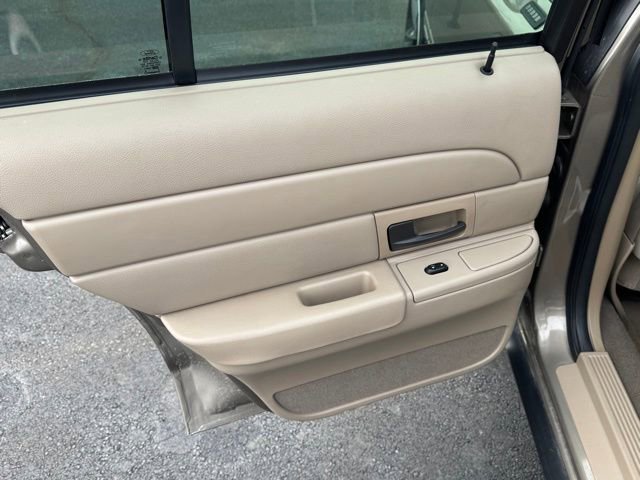 Used 2005 Ford Crown Victoria image 15