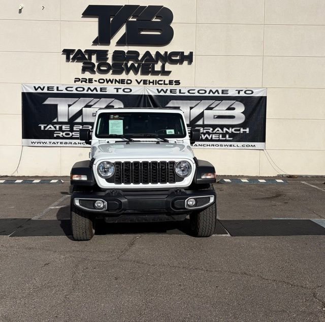 Used 2025 Jeep Gladiator Sport image 3