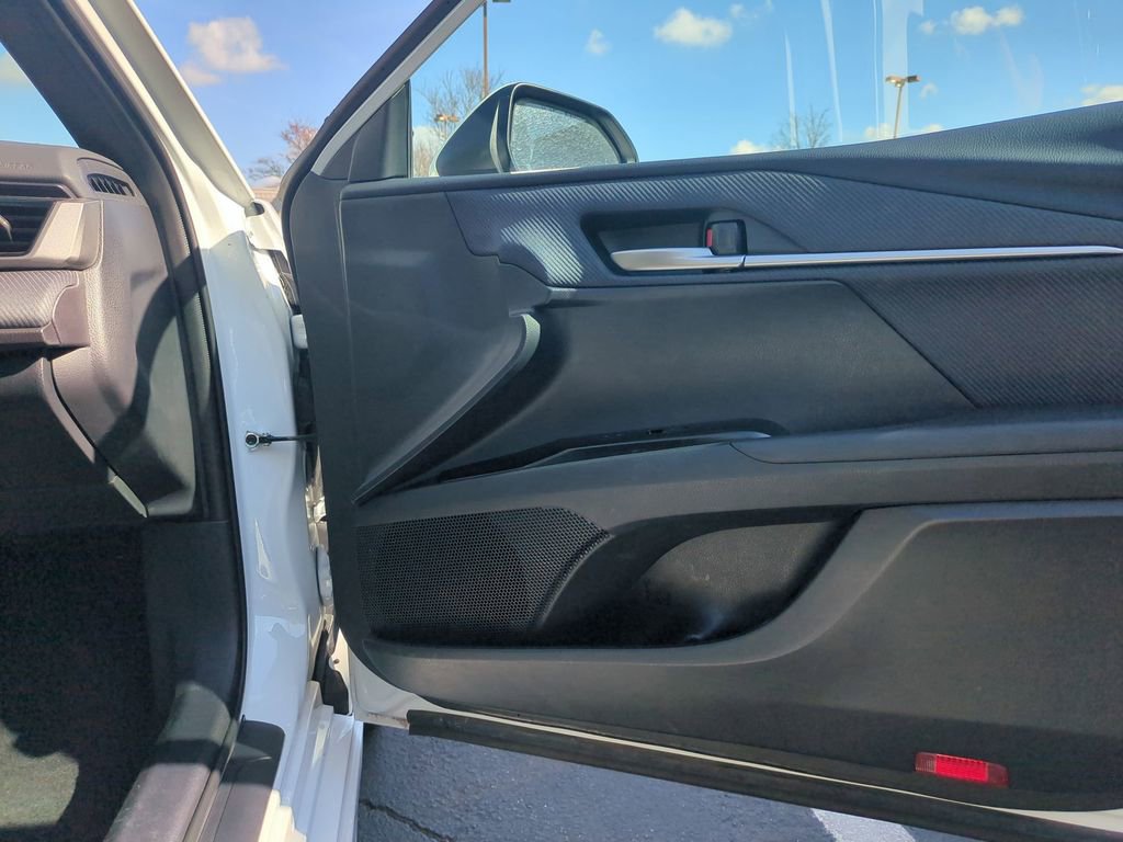 Used 2025 Toyota Camry SE image 33