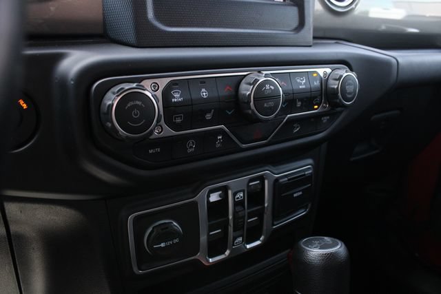Used 2018 Jeep Wrangler Unlimited Sahara w/ Cold Weather Group AWD/4WD image 15