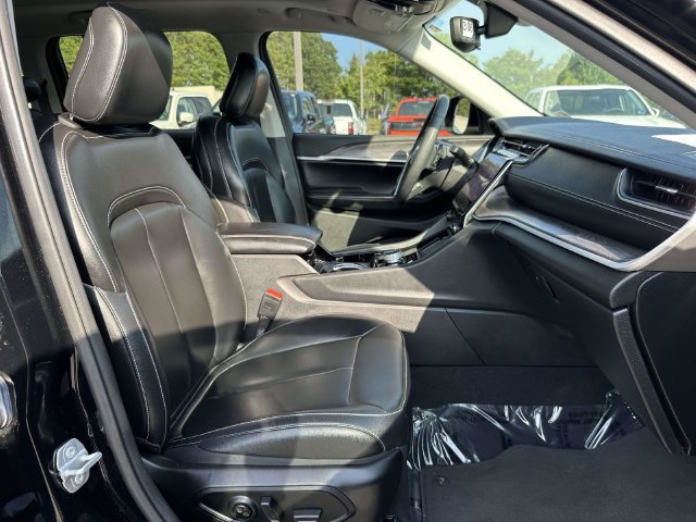 Used 2023 Jeep Grand Cherokee Limited AWD/4WD image 12