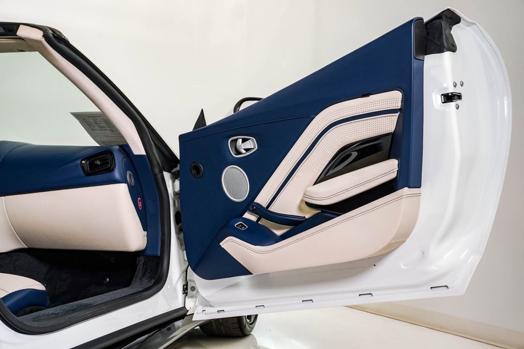 Used 2022 Aston Martin V8 Vantage Roadster RWD image 21