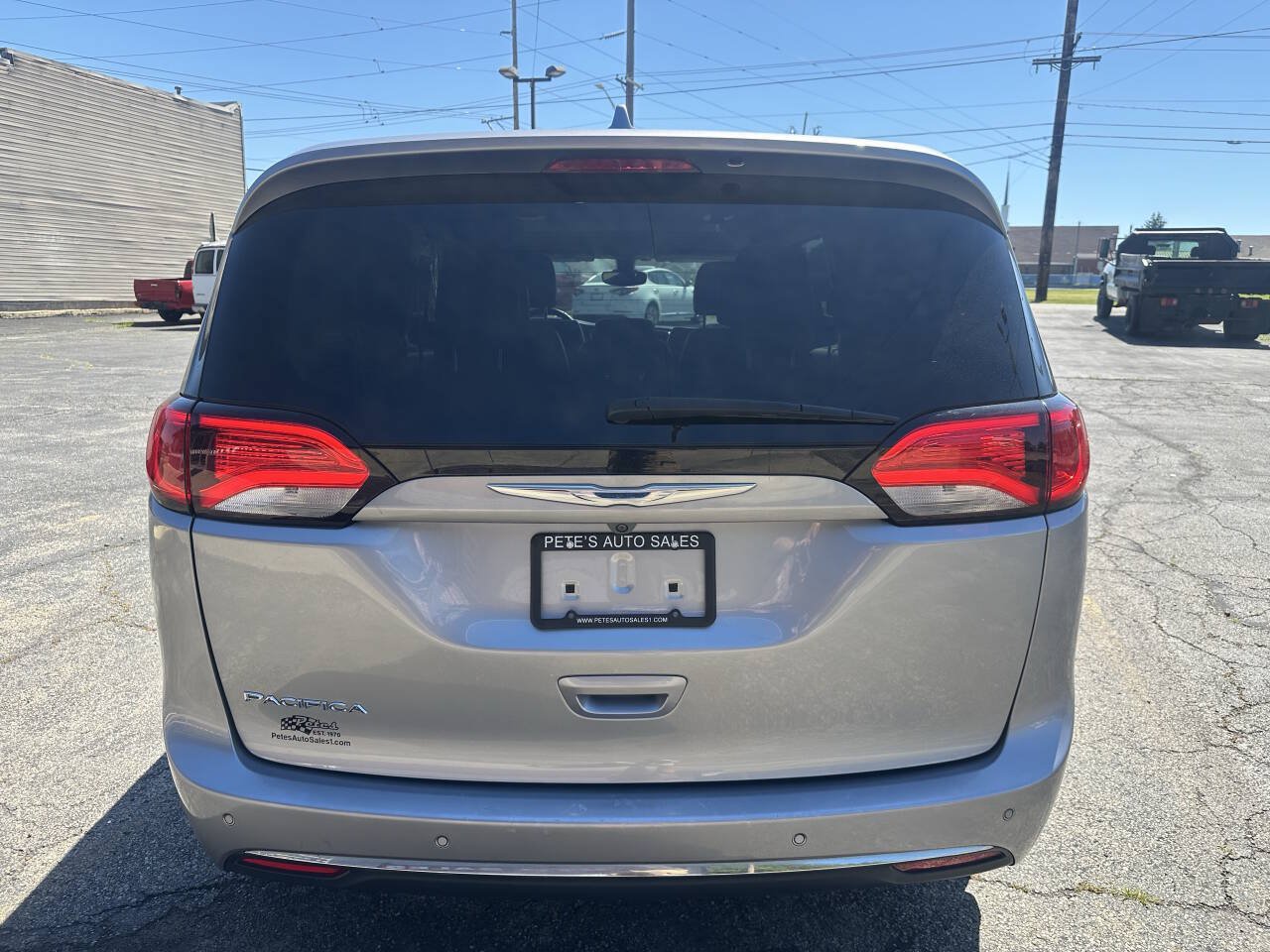 Used 2017 Chrysler Pacifica Touring-L w/ Tire & Wheel Group FWD image 5