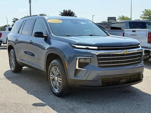 Used 2024 Chevrolet Traverse LT w/ Trailering Package FWD image 4