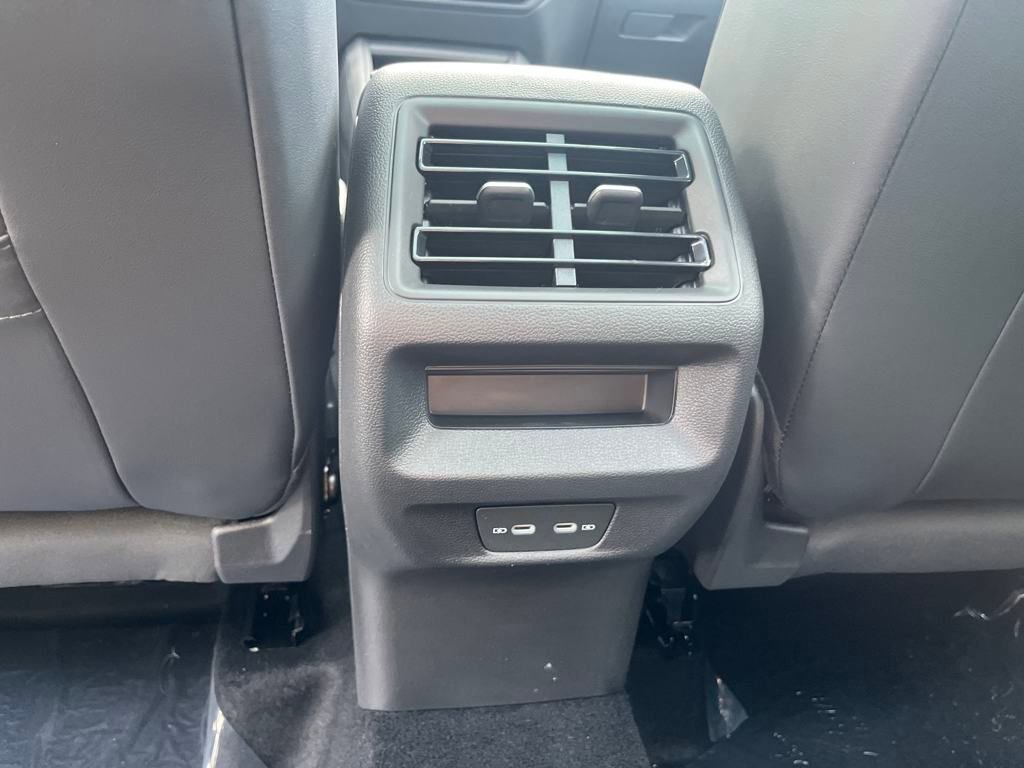 New 2025 Volkswagen Tiguan SE image 18