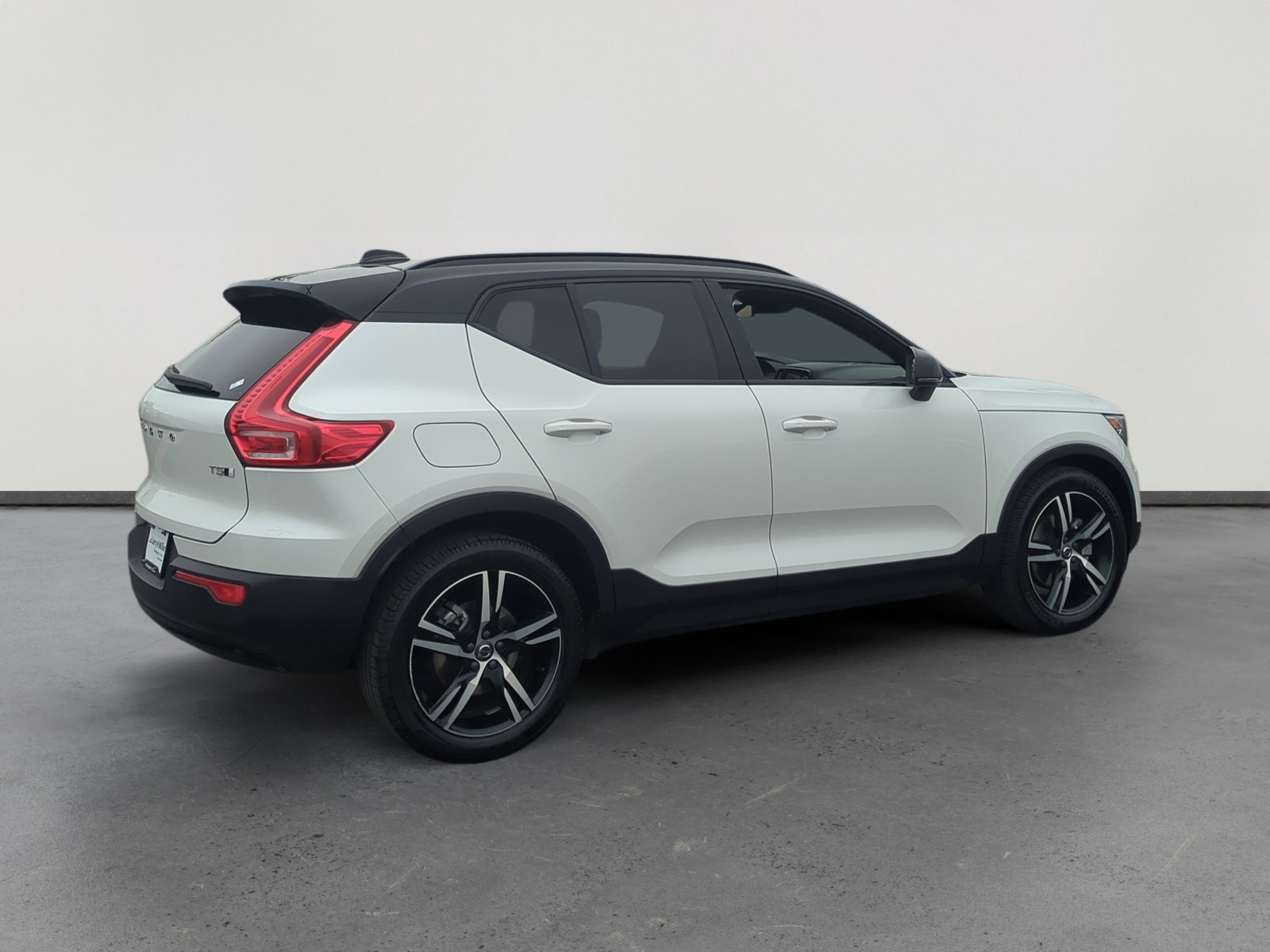Used 2021 Volvo XC40 T5 R-Design w/ Climate Package image 5