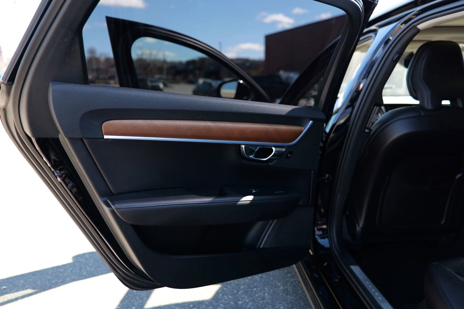 Used 2021 Volvo S90 T6 Momentum image 31