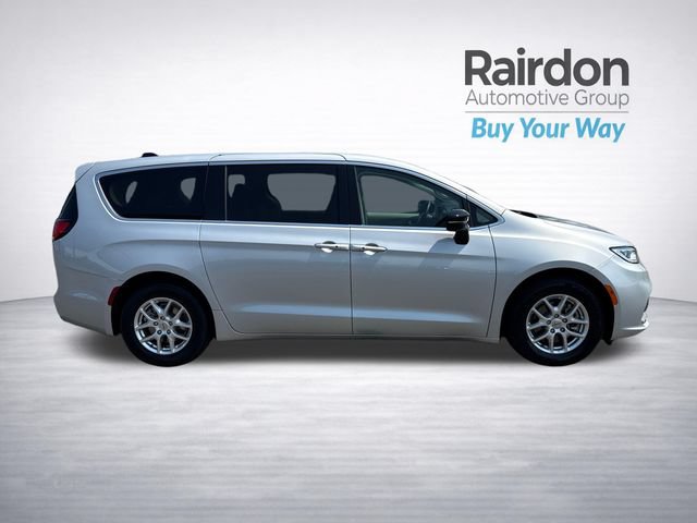 Used 2024 Chrysler Pacifica Touring-L FWD image 8