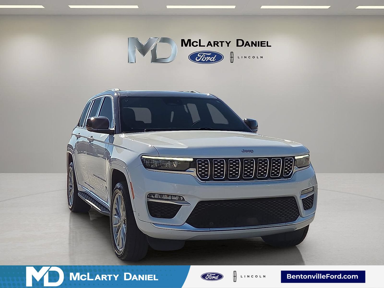 Used 2023 Jeep Grand Cherokee Summit w/ Adv Protech Group IV AWD/4WD image 1