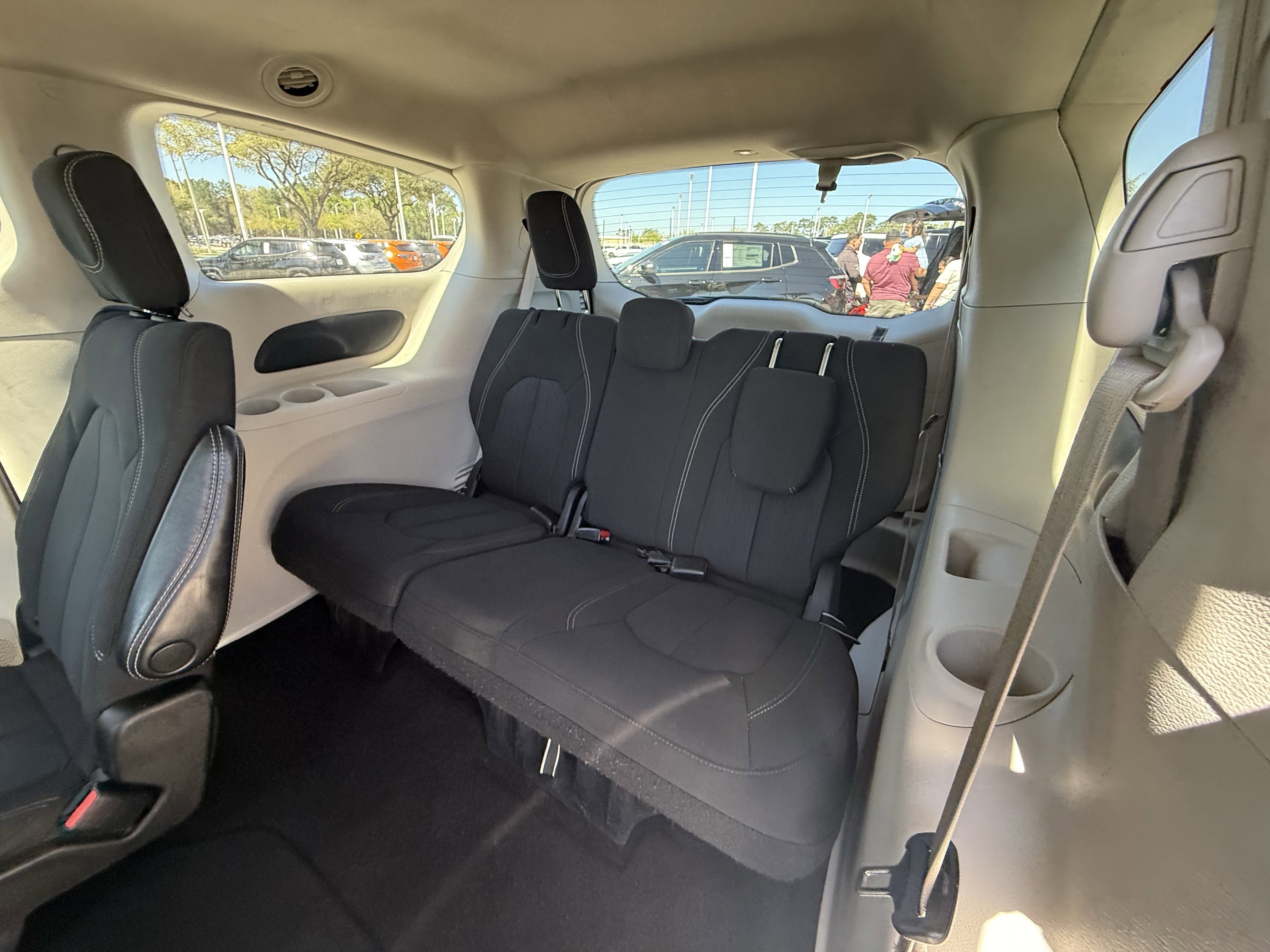 Used 2022 Chrysler Voyager LX image 30