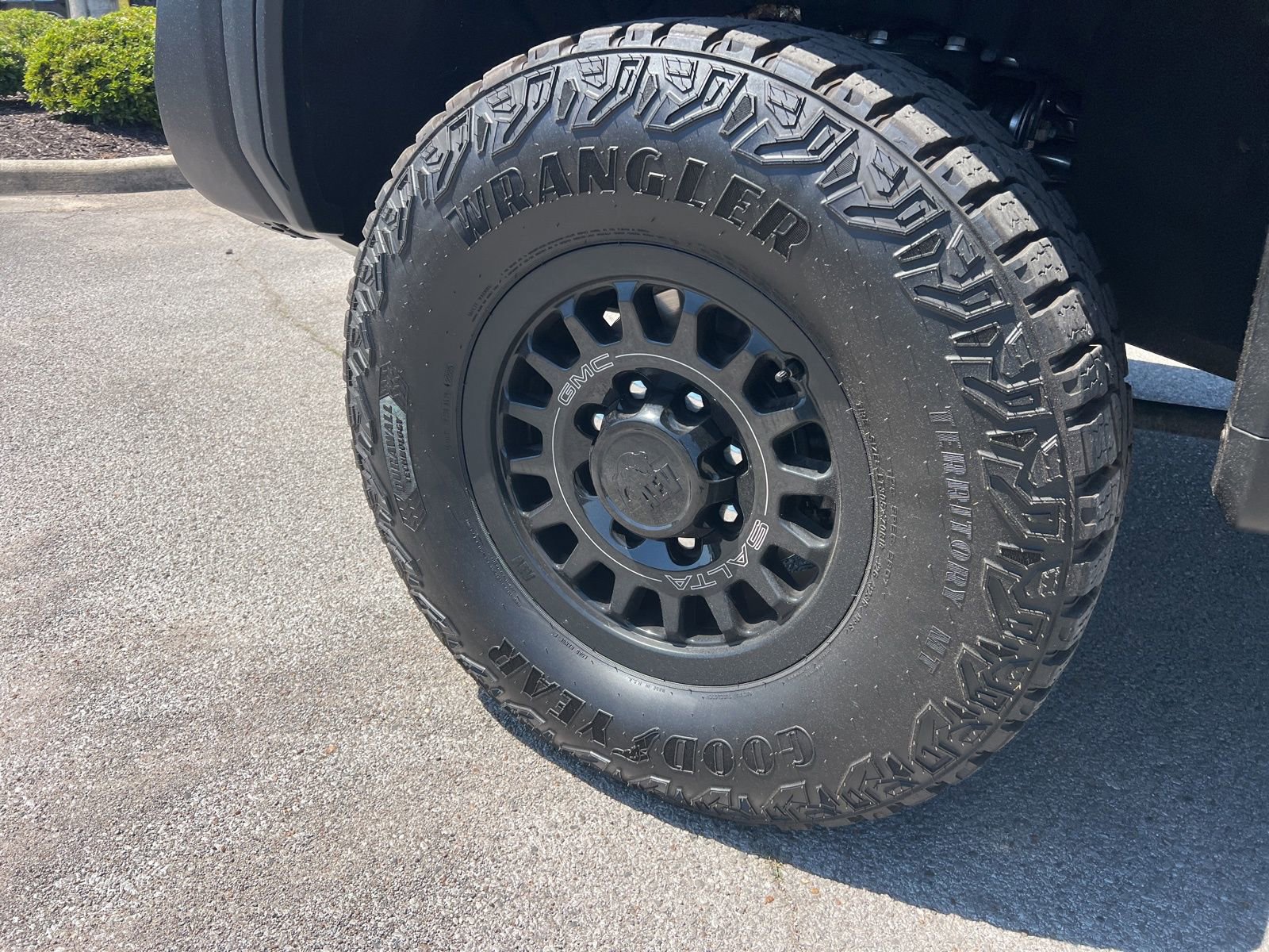 Used 2025 GMC Sierra 2500 AT4X w/ AT4X AEV Edition AWD/4WD image 9