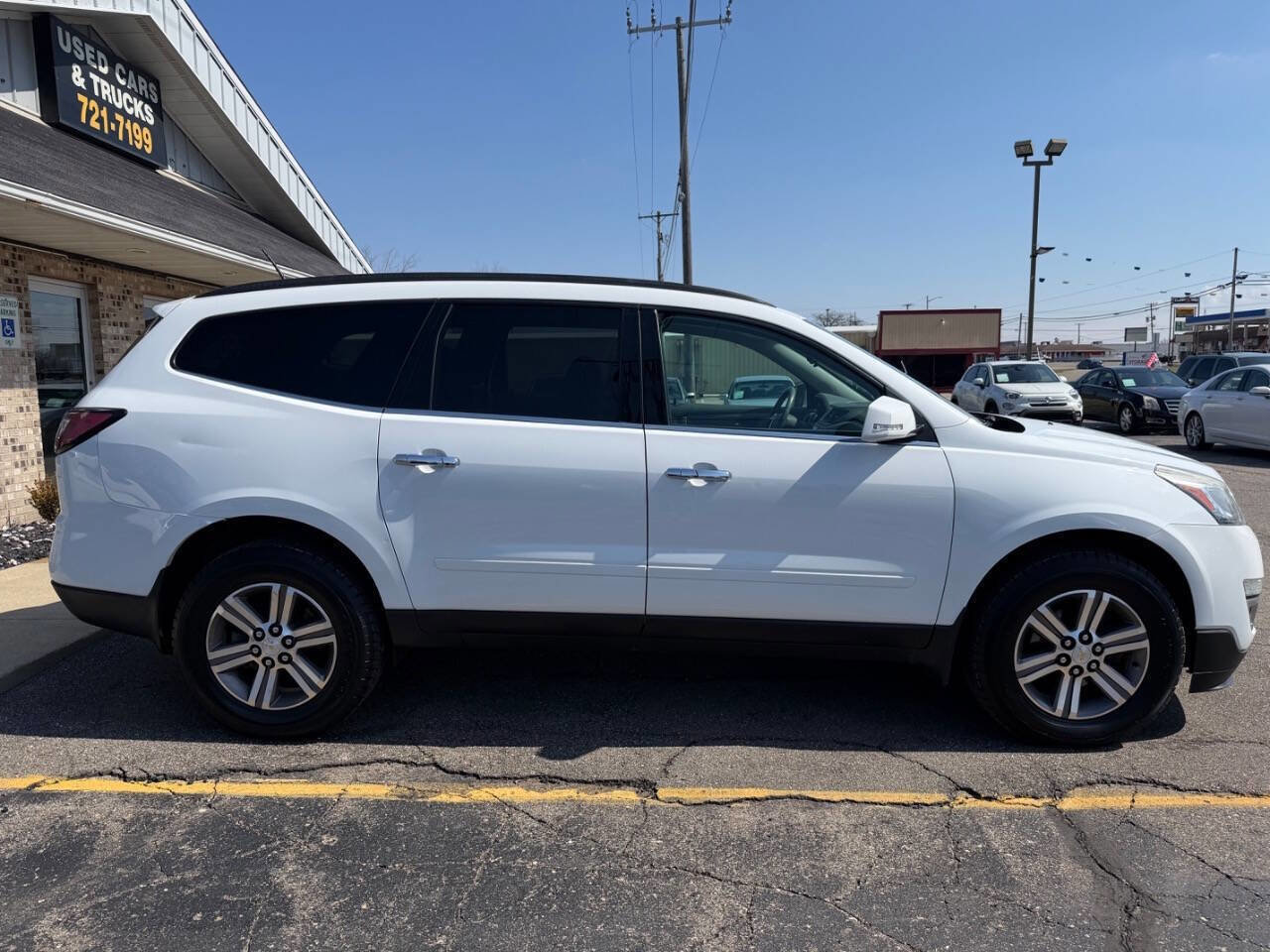 Used 2017 Chevrolet Traverse LT FWD image 2