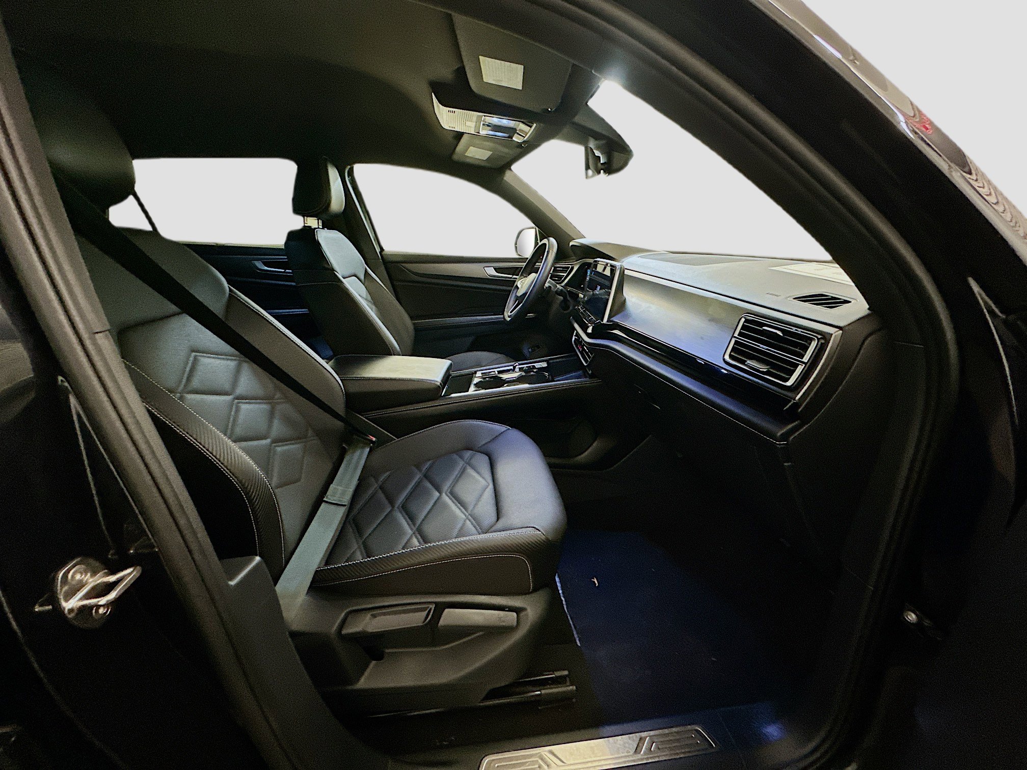 Used 2024 Volkswagen Atlas Cross Sport SE image 33